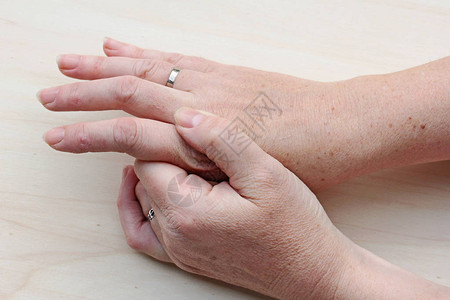 一名年长妇女手部疼痛背景图片