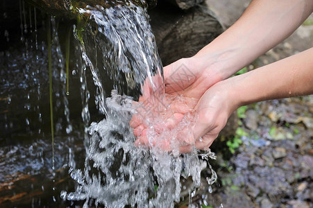 手中的饮用水和天然水图片