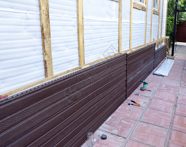 安装房屋外墙上的棕色塑背景图片