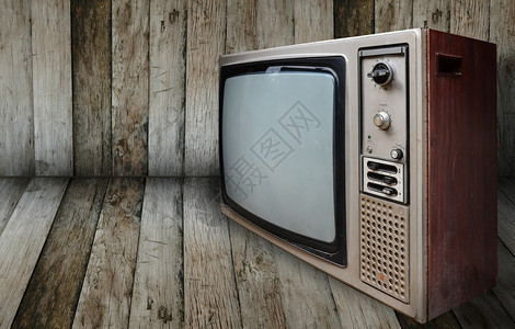 木屋里的旧电视图片