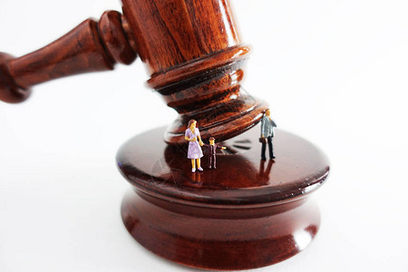 离婚和子女监护概念用家庭雕像写在背景图片