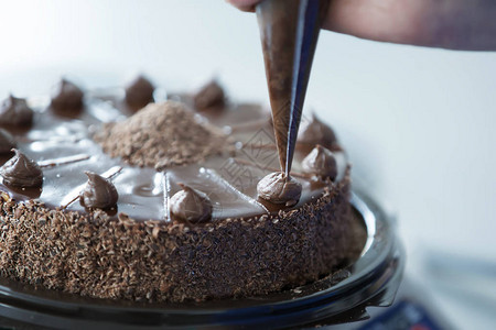 用奶油装饰巧克力蛋糕图片