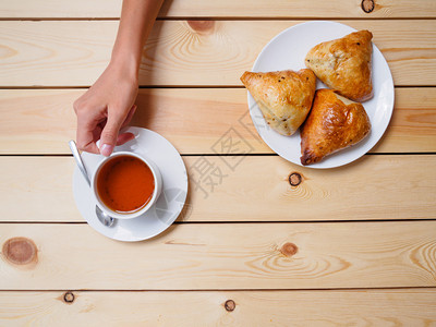 用乌兹别克国菜somsa喝茶的女孩图片