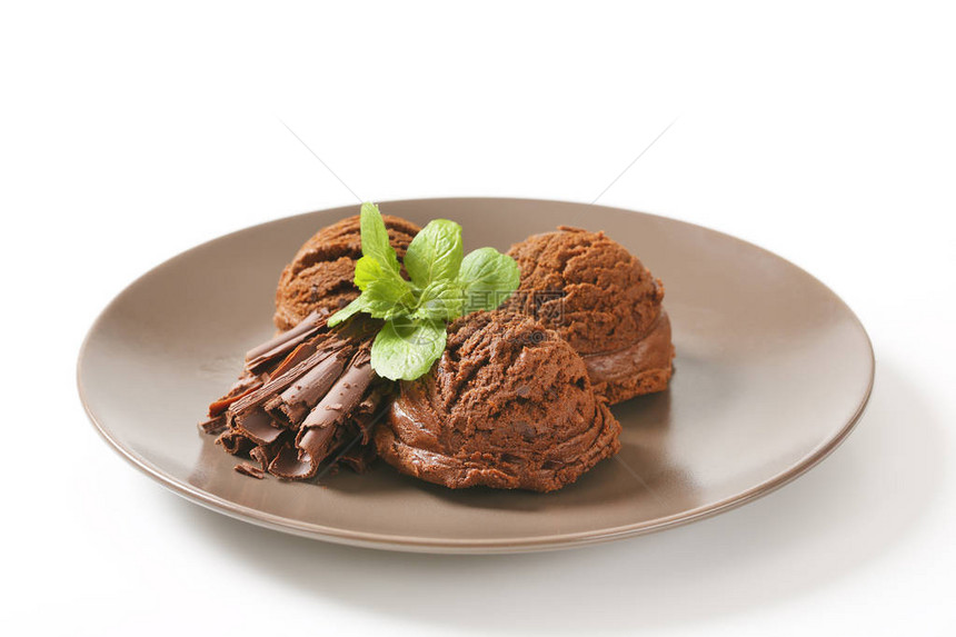 三勺巧克力冰淇淋薄荷和巧克力剃须图片