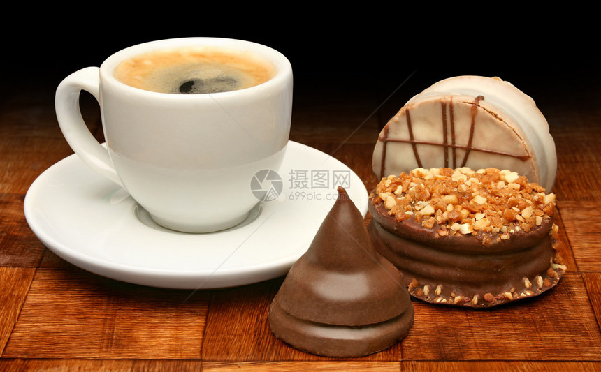 一杯咖啡和甜巧克力巧克力图片