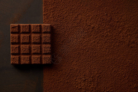 黑色背景中美味的棕色可粉和美味巧克图片