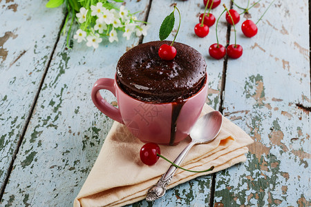 杯子里的巧克力蛋糕图片