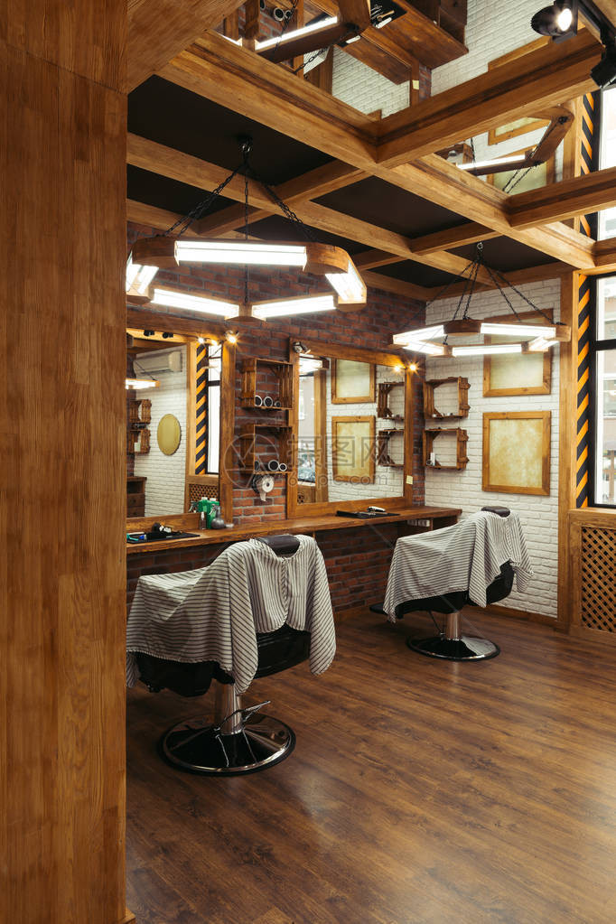 现代理发店的空椅子和镜子图片