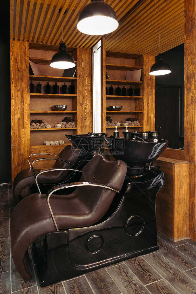 现代美发沙龙的空皮椅和水槽图片