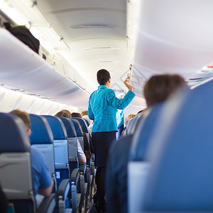 国内飞机内有乘客坐在座位上图片