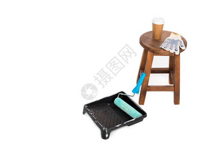 在白色背景上隔离的椅子咖啡杯保护手套滚盘和彩色滚图片