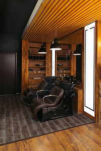 现代理发店的空皮椅和水槽图片