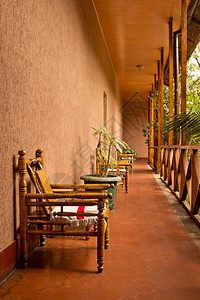 酒店客房走廊上的传统埃塞俄比亚木椅图片