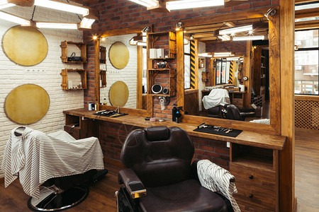 现代理发店镜子中的空椅子图片