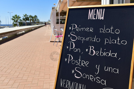 西班牙沿海城市一家餐厅黑板的特写图片