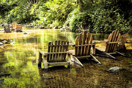 阿迪隆达克的椅子准备在伊沃斯河图片