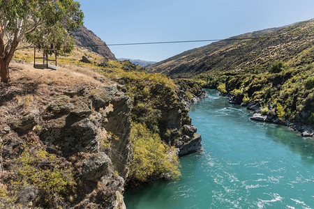 穿过一条狭窄的峡谷绿色植被与河流接壤历史悠久的电图片