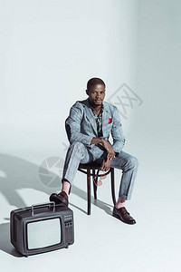 时尚的非洲男子坐在椅子上图片