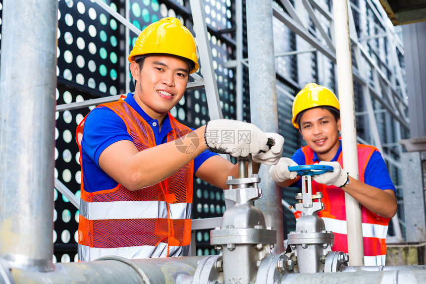 两名技术人员或工程师在建筑技术设备或工业现场图片