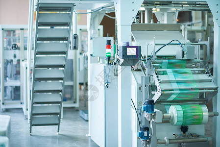 食品厂生产车间内部用于重点包装的现代机器单图片