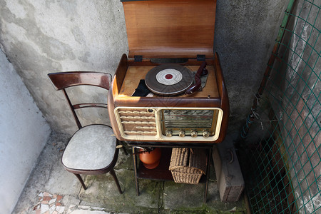 在破旧的家庭内部的老式收音机接收器柜图片