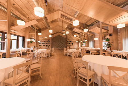 现代优雅的餐厅木质内饰图片