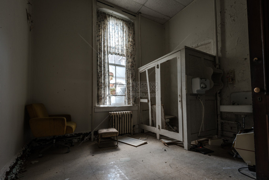 废弃医院的旧房间图片
