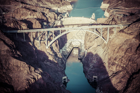由胡佛大坝和大桥对一座水电站进行空中观察图片