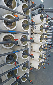 海水淡化厂中的过滤器架图片