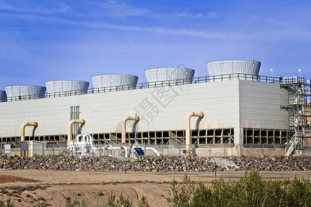 在沙漠的一个燃气发电厂对冷却塔进行阵列图片