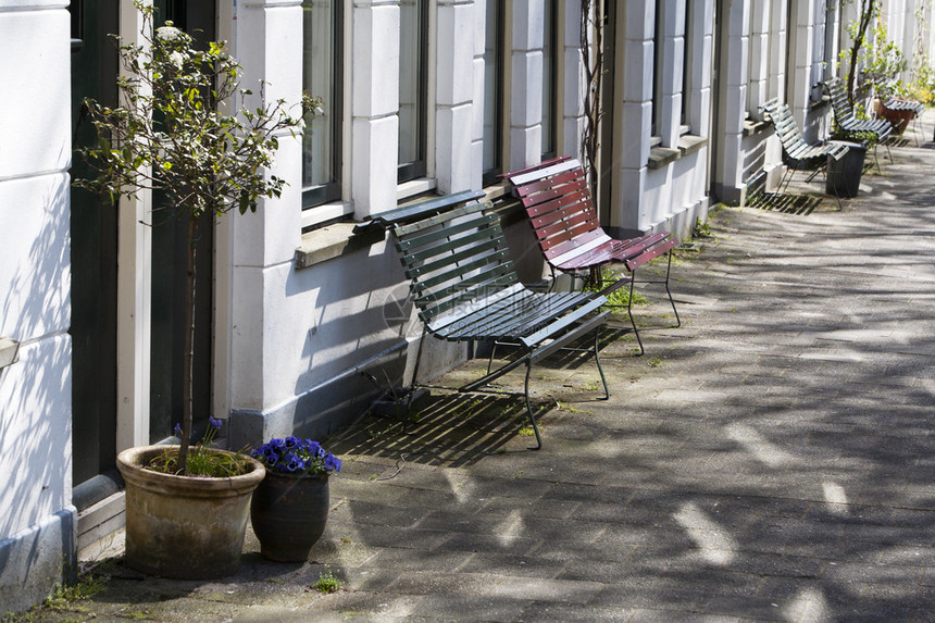 在荷兰鹿特丹的克拉林根住宅区这条舒适的街道上图片