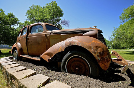 垃圾场的老旧生锈汽车图片