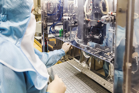 操作员在输液制药工业或化工厂的包装中工图片
