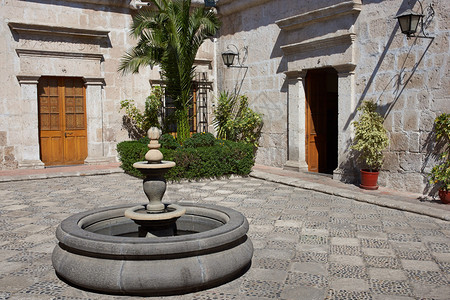 位于秘鲁阿雷基帕的西班牙历史风格殖民房屋中的法院庭和喷泉图片