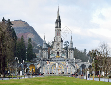 玫瑰经圣母大教堂是卢尔德的一座罗马天主教堂和小教堂游客和信徒在图片