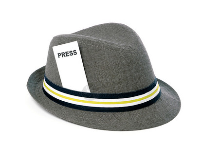 灰色帽子与新闻卡隔离图片
