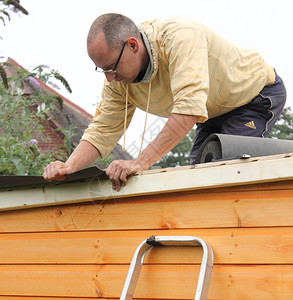 搭建木棚屋顶铺毡图片