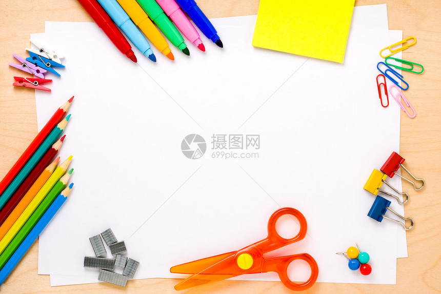 一组蜡笔剪刀彩色夹子图钉子便利贴毡尖彩色笔和其他用品图片