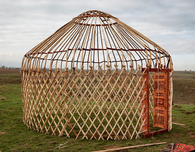 游牧民传统上在中亚草原上作为家园使用的便携弯曲住房结构的周发式详情单背景