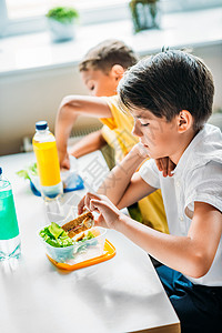 在学校食堂共进午餐的男图片