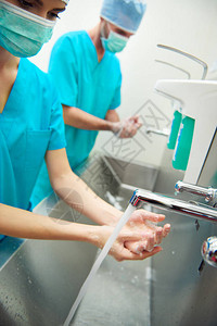 医生穿医疗制服手术前洗手图片