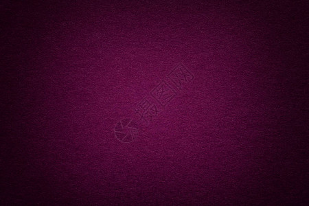 复古深紫色纸背景与小插图的纹理带框架的致密洋红色牛皮纸板结构感觉到酒图片