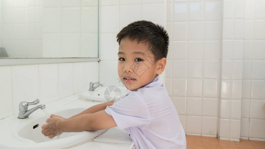 亚洲小男孩在浴室洗手图片