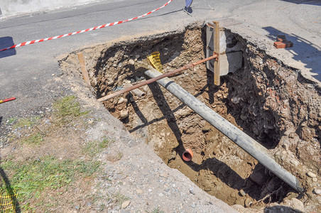 为污水管道挖掘道路工程建筑工图片