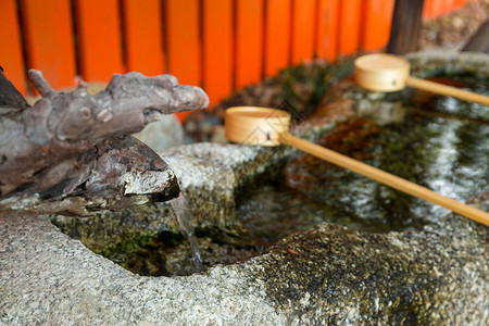 日本寺庙用来净化双手的勺子图片