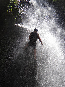 尼克戴尔在肯尼亚瀑布下绳降图片