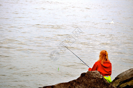 伊利湖上钓鱼的女人图片