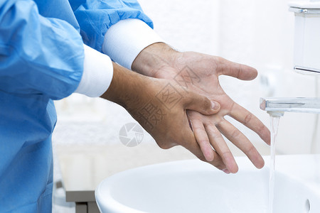 外科医生在手术前洗手图片
