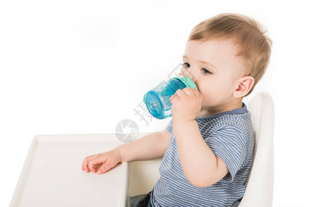 小男孩从婴儿杯中饮用水图片