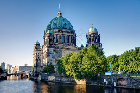 清晨柏林大教堂的背面图片